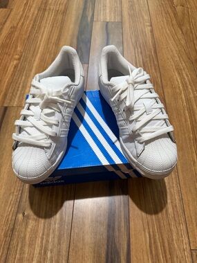 Women’s sheel toe adidas White Superstar Sneakers